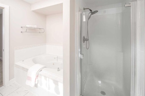10 Somerset Court Sw, Calgary, AB - Indoor Photo Showing Bathroom