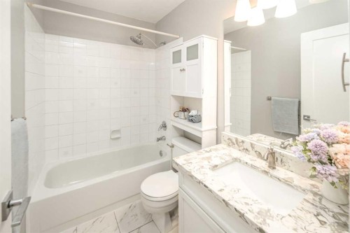 10 Somerset Court Sw, Calgary, AB - Indoor Photo Showing Bathroom
