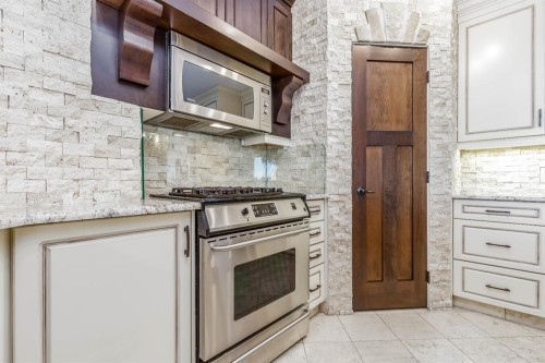 404-837 2 Avenue Sw, Calgary, AB - Indoor Photo Showing Kitchen With Upgraded Kitchen