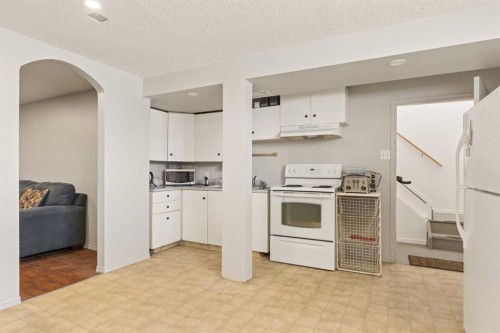 404 Manora Way Ne, Calgary, AB - Indoor Photo Showing Kitchen