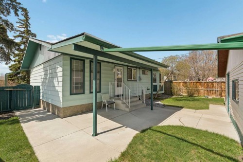 404 Manora Way Ne, Calgary, AB - Outdoor