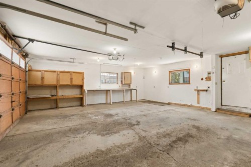 404 Manora Way Ne, Calgary, AB - Indoor Photo Showing Garage