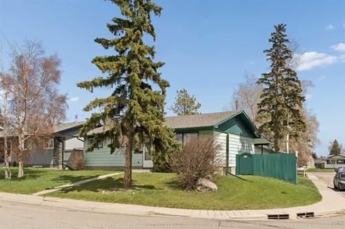 404 Manora Way Ne, Calgary, AB - Outdoor
