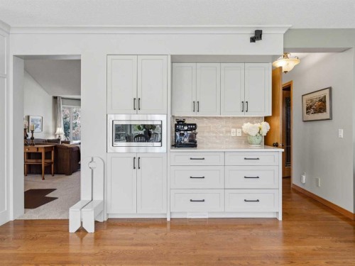 208 Shawnee Gardens Sw, Calgary, AB - Indoor Photo Showing Kitchen
