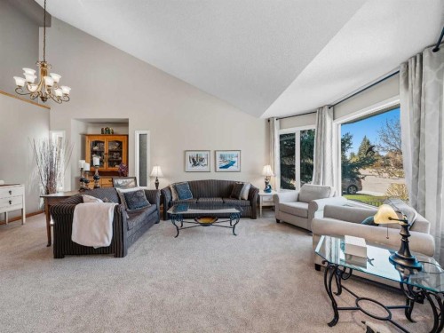 208 Shawnee Gardens Sw, Calgary, AB - Indoor Photo Showing Living Room