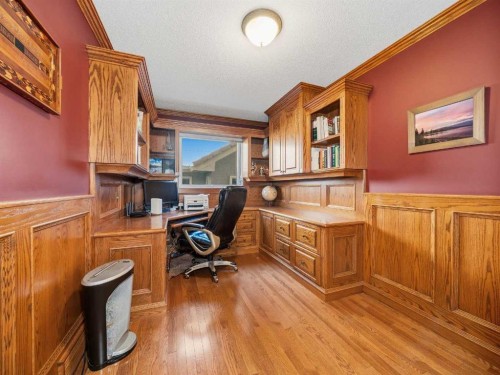 208 Shawnee Gardens Sw, Calgary, AB - Indoor Photo Showing Office