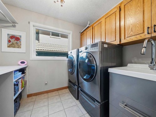208 Shawnee Gardens Sw, Calgary, AB - Indoor Photo Showing Laundry Room