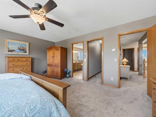 208 Shawnee Gardens Sw, Calgary, AB - Indoor Photo Showing Bedroom