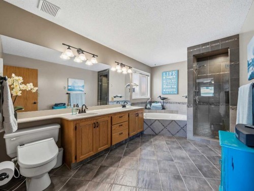 208 Shawnee Gardens Sw, Calgary, AB - Indoor Photo Showing Bathroom