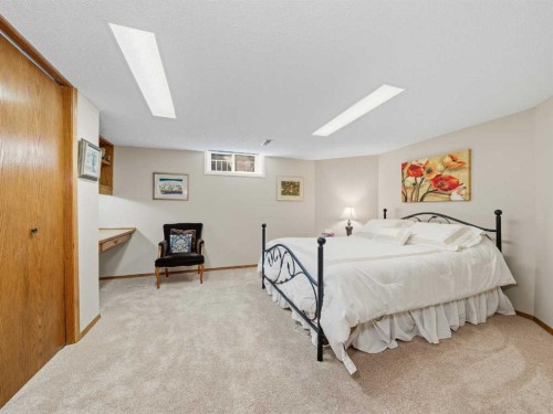 208 Shawnee Gardens Sw, Calgary, AB - Indoor Photo Showing Bedroom