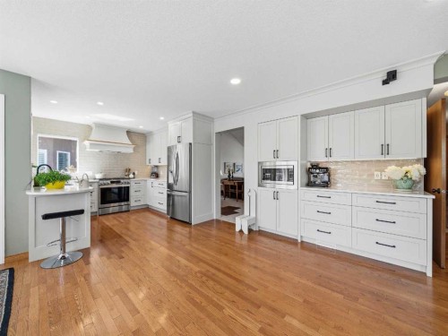 208 Shawnee Gardens Sw, Calgary, AB - Indoor Photo Showing Kitchen With Upgraded Kitchen