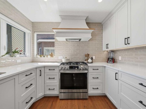 208 Shawnee Gardens Sw, Calgary, AB - Indoor Photo Showing Kitchen With Upgraded Kitchen