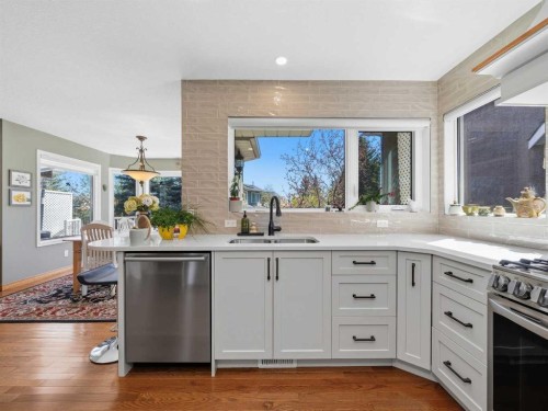 208 Shawnee Gardens Sw, Calgary, AB - Indoor Photo Showing Kitchen With Double Sink With Upgraded Kitchen