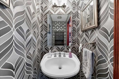 18 Inverness Rise Se, Calgary, AB - Indoor Photo Showing Bathroom