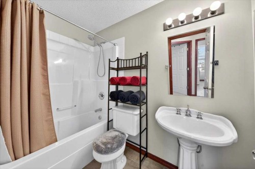 18 Inverness Rise Se, Calgary, AB - Indoor Photo Showing Bathroom