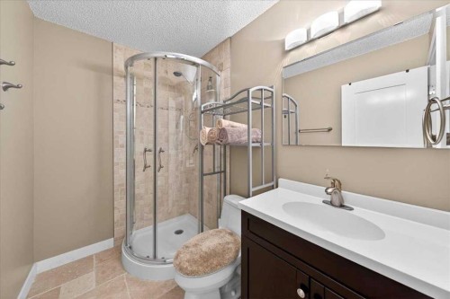 18 Inverness Rise Se, Calgary, AB - Indoor Photo Showing Bathroom