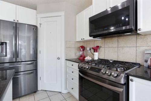 403 Morningside Way Sw, Airdrie, AB - Indoor Photo Showing Kitchen