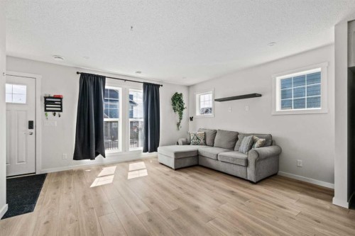 463 Cranbrook Square Se, Calgary, AB - Indoor Photo Showing Living Room