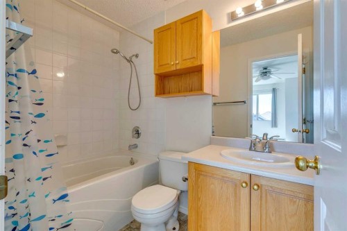 301-7301 Valleyview Park Se, Calgary, AB - Indoor Photo Showing Bathroom