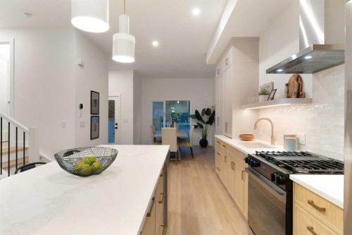 2-8916 33 Avenue, Calgary, AB - Indoor Photo Showing Kitchen With Upgraded Kitchen