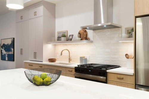 2-8916 33 Avenue, Calgary, AB - Indoor Photo Showing Kitchen With Upgraded Kitchen