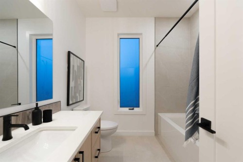 2-8916 33 Avenue, Calgary, AB - Indoor Photo Showing Bathroom