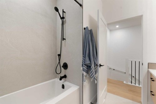 2-8916 33 Avenue, Calgary, AB - Indoor Photo Showing Bathroom