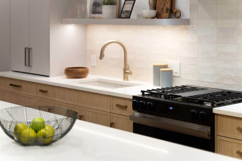 2-8916 33 Avenue, Calgary, AB - Indoor Photo Showing Kitchen With Upgraded Kitchen