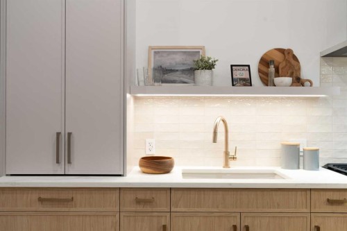 2-8916 33 Avenue, Calgary, AB - Indoor Photo Showing Kitchen
