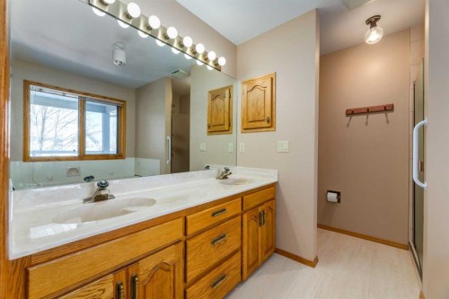 420 Hawkview Manor Circle Nw, Calgary, AB - Indoor Photo Showing Bathroom