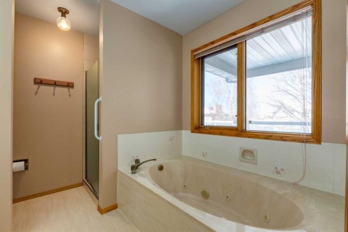 420 Hawkview Manor Circle Nw, Calgary, AB - Indoor Photo Showing Bathroom