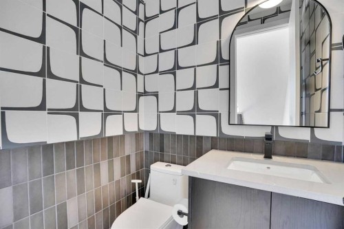402 26 Avenue Nw, Calgary, AB - Indoor Photo Showing Bathroom