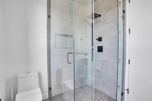 402 26 Avenue Nw, Calgary, AB - Indoor Photo Showing Bathroom