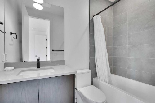 402 26 Avenue Nw, Calgary, AB - Indoor Photo Showing Bathroom