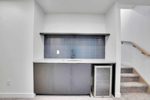402 26 Avenue Nw, Calgary, AB - Indoor Photo Showing Other Room