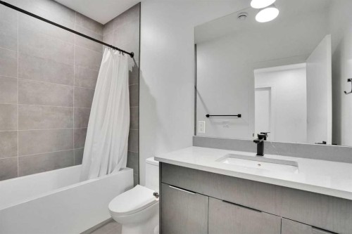 402 26 Avenue Nw, Calgary, AB - Indoor Photo Showing Bathroom