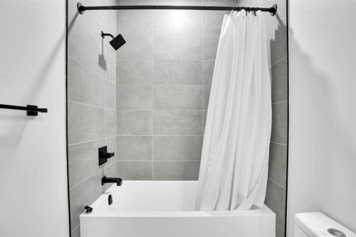 402 26 Avenue Nw, Calgary, AB - Indoor Photo Showing Bathroom
