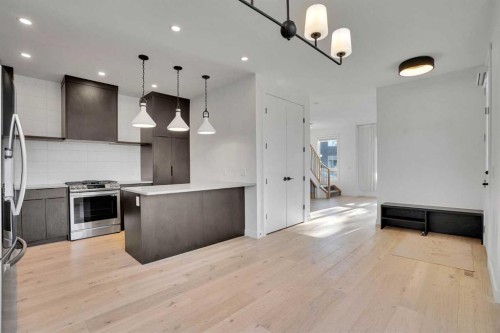 402 26 Avenue Nw, Calgary, AB - Indoor Photo Showing Kitchen With Upgraded Kitchen