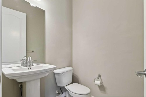 48 Evansfield Manor Nw, Calgary, AB - Indoor Photo Showing Bathroom
