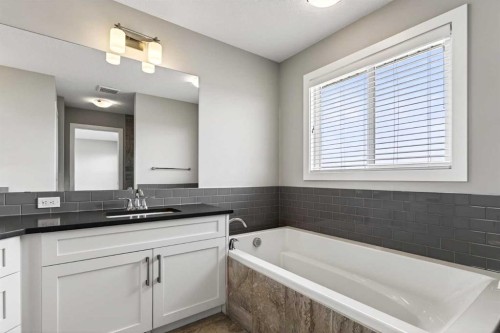 48 Evansfield Manor Nw, Calgary, AB - Indoor Photo Showing Bathroom
