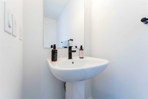76 Lucas Boulevard Nw, Calgary, AB - Indoor Photo Showing Bathroom