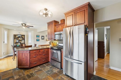 26 Galway Crescent Sw, Calgary, AB - Indoor Photo Showing Kitchen