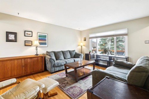 26 Galway Crescent Sw, Calgary, AB - Indoor Photo Showing Living Room