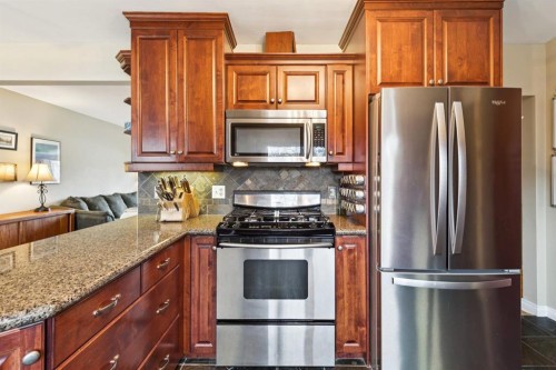 26 Galway Crescent Sw, Calgary, AB - Indoor Photo Showing Kitchen