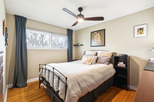 26 Galway Crescent Sw, Calgary, AB - Indoor Photo Showing Bedroom