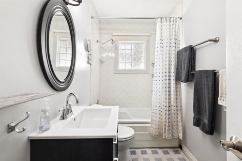 26 Galway Crescent Sw, Calgary, AB - Indoor Photo Showing Bathroom