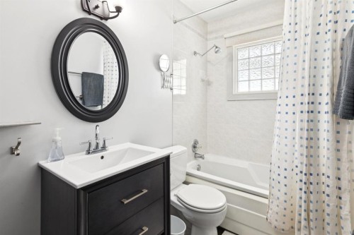 26 Galway Crescent Sw, Calgary, AB - Indoor Photo Showing Bathroom