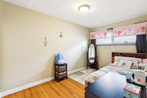 26 Galway Crescent Sw, Calgary, AB - Indoor Photo Showing Bedroom