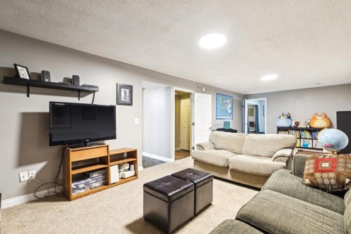 26 Galway Crescent Sw, Calgary, AB - Indoor Photo Showing Living Room