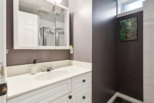 26 Galway Crescent Sw, Calgary, AB - Indoor Photo Showing Bathroom